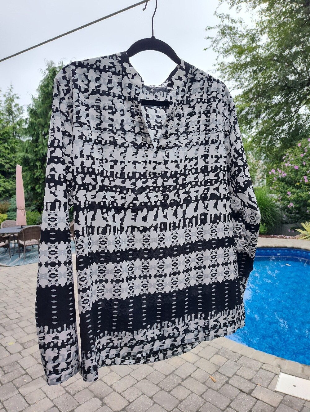 Black & White Patterned Long-Sleeve V-Neck Blouse